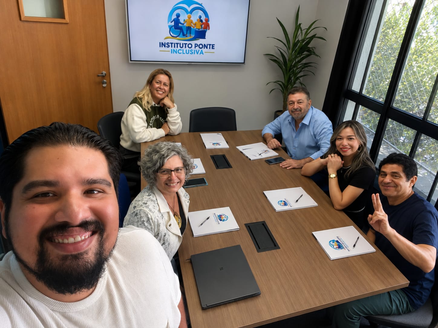 Equipe do Instituto Ponte Inclusiva reunida