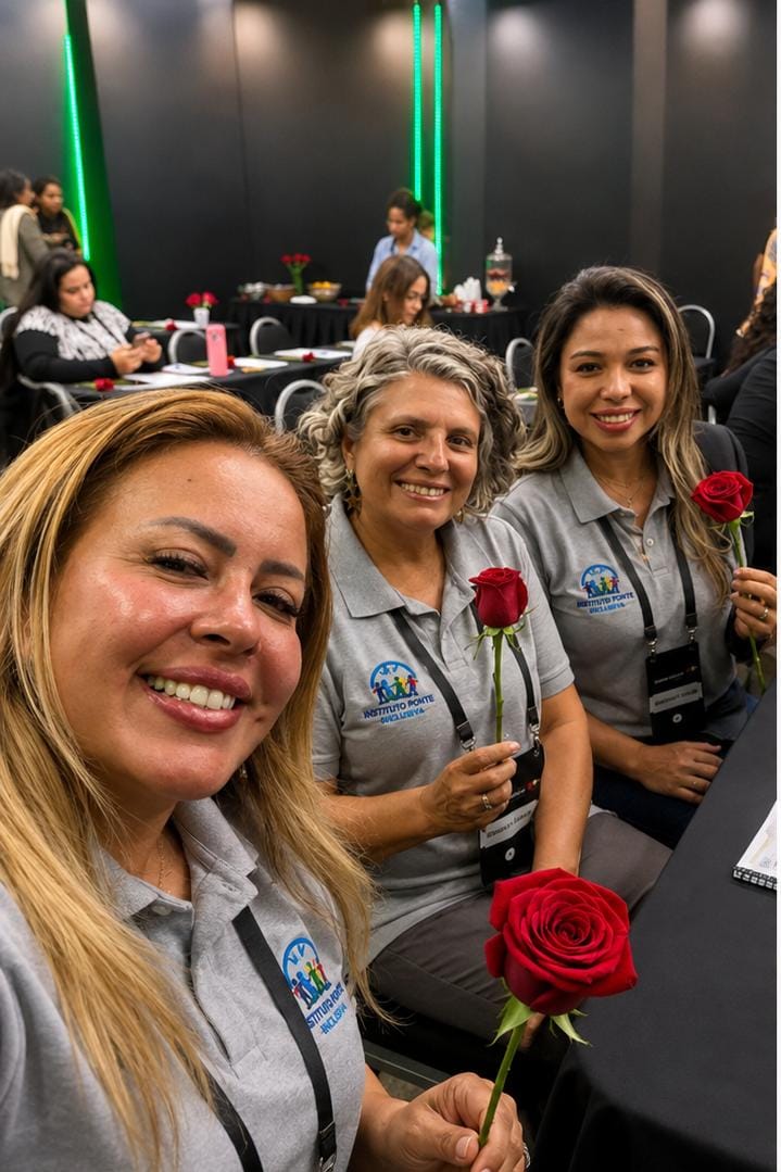 Equipe técnica do Instituto Ponte Inclusiva em confraternização